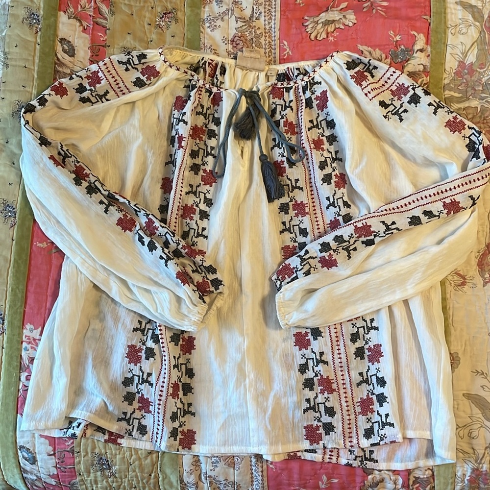 Vanessa Virginia brand Anthro flowy peasant blouse with red embroidered pattern